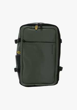Zaino con design rettangolare in materiale impermeabile verde scuro, con dettagli neri, cerniere e una tasca frontale con un tirante giallo per la cerniera.
