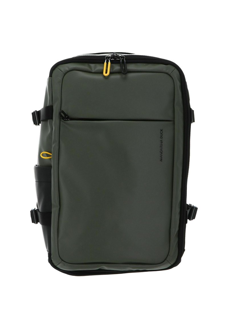 Zaino con design rettangolare in materiale impermeabile verde scuro, con dettagli neri, cerniere e una tasca frontale con un tirante giallo per la cerniera.