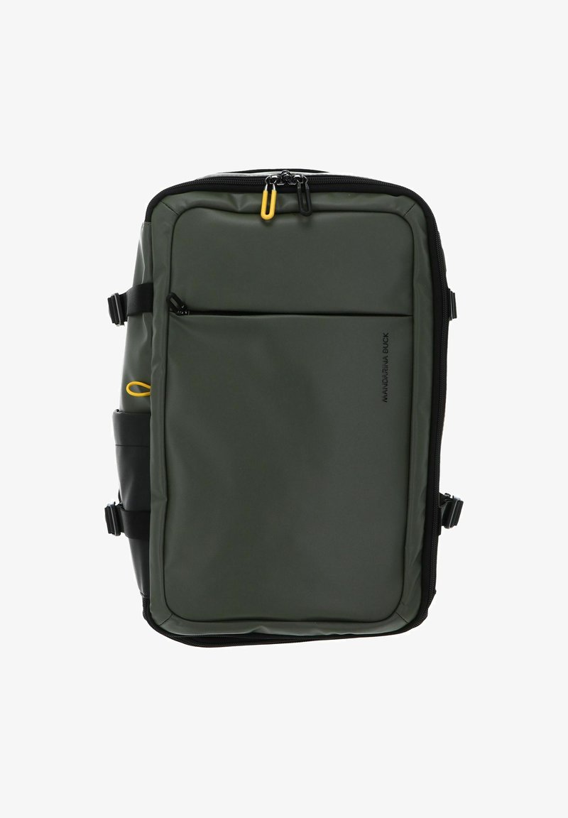 Zaino con design rettangolare in materiale impermeabile verde scuro, con dettagli neri, cerniere e una tasca frontale con un tirante giallo per la cerniera.