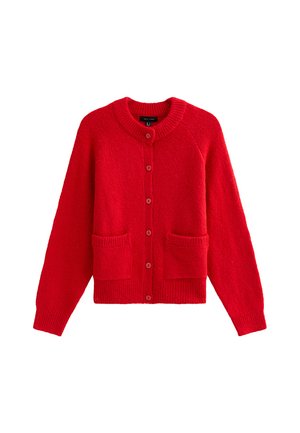 Cárdigan rojo hecho de tejido de punto texturizado, con cuello redondo, cierre frontal de botones y dos bolsillos delanteros.