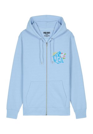 Haut de sweat à zip bleu clair en tissu doux, présentant un graphisme de requin et des accents colorés, avec une poche kangourou et une capuche à cordon.