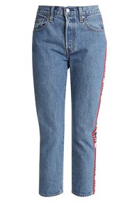 Jeans in denim blu con vita media e gamba dritta, con strisce laterali rosse con branding e una leggera texture usurata.
