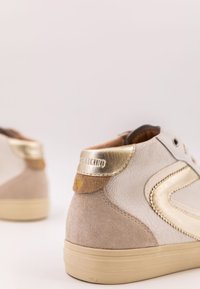 Höga sneakers i vitt konstläder och beige mocka; guldaccenter på hälen och sidan; strukturerad yta; krämfärgad gummisula.