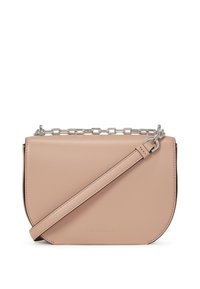 Borsa a tracolla in pelle rosa pallido con una forma curva, accentuata da una catena argentata e una tracolla regolabile. Presenta un marchio impresso sulla parte anteriore.