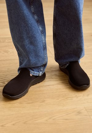 GO WALK SLIP-IN - Trainers - black
