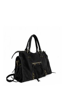 Sac à main en cuir suédé noir avec double anses, poche zippée à l'avant, quincaillerie en laiton et bandoulière amovible, sur fond blanc.