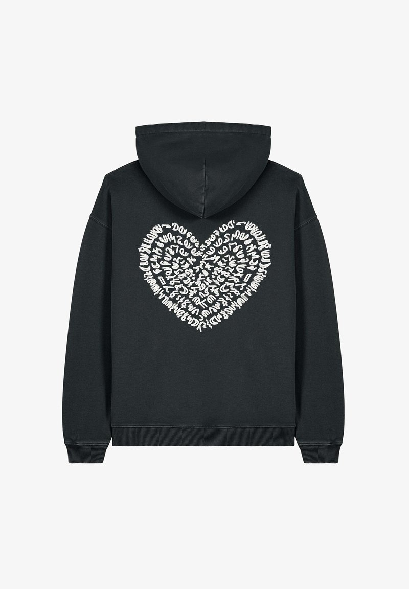 Sudadera negra con un gran diseño de corazón blanco en la parte posterior, compuesto de texto abstracto. Cuenta con capucha ajustable y puños acanalados.