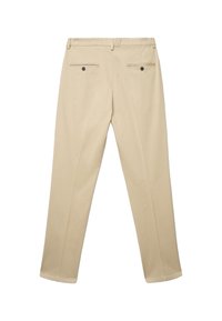 Pantaloni beige a gamba dritta con due tasche a filetto posteriori con bottone, passanti per cintura e una cintura liscia, mostrati dalla parte posteriore su uno sfondo bianco.