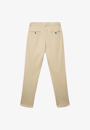 Pantalon beige à jambes droites avec deux poches passepoilées boutonnées à l'arrière, passants pour ceinture et une taille lisse, vu de dos sur un fond blanc.