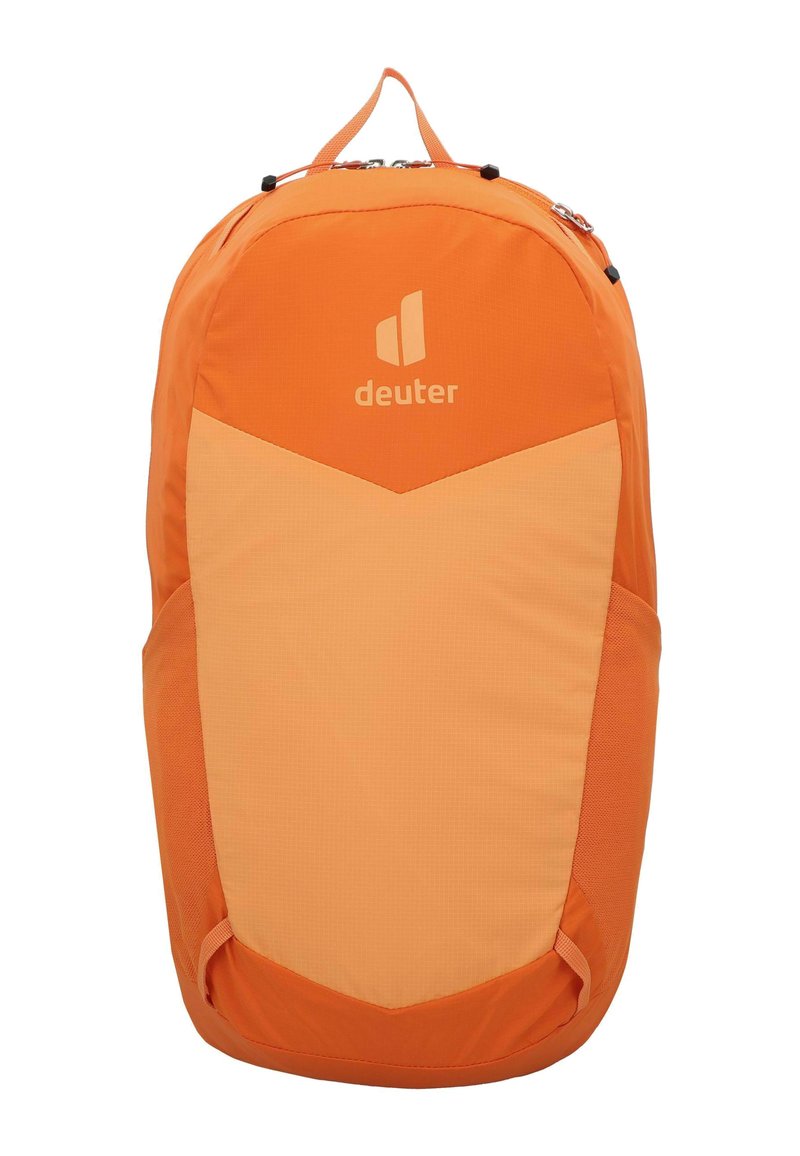 Zaino arancione in nylon, caratterizzato da un design geometrico con due tonalità di arancione, logo del marchio e una maniglia superiore per il trasporto.