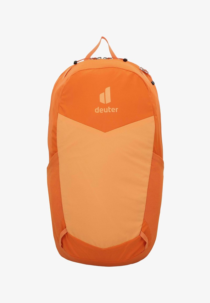 Zaino arancione in nylon, caratterizzato da un design geometrico con due tonalità di arancione, logo del marchio e una maniglia superiore per il trasporto.