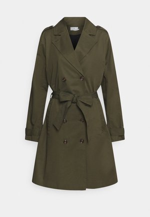 Olivengrön dubbelknäppt trenchcoat med bälte i midjan, stora knappar och axelklaffar. Slätt tyg, knälång design.