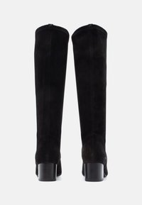 Sorte suede knelange støvler med blokhæl, med en glat tekstur og en rund tå. Enkel design, ingen synlige hardware eller accents.