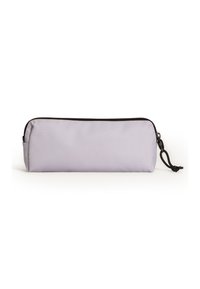 Estuche de lápices de color púrpura claro con una textura suave, cierre con cremallera y un acento de cordón negro. Forma rectangular.