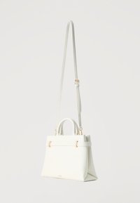 Λευκή δερμάτινη τσάντα χειρός με κοντά χερούλια και μακριά ρυθμιζόμενη λουρί ώμου, με απλά μεταλλικά στοιχεία σε χρυσό τόνο.