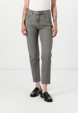Grå høyt liv rette jeans med fem lommer, subtil fading, og oppbrettede hemmer, kombinert med svarte loafers.