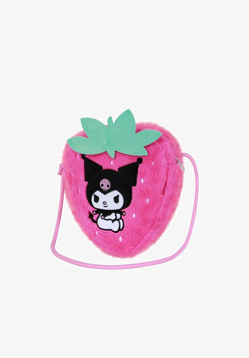 Bolso rosa de felpa en forma de fresa con detalle de hoja verde, que presenta una ilustración de un personaje negro y una correa delgada para el hombro de color rosa.