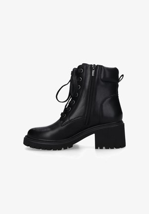 Schwarze Knöchelstiefel aus glattem Leder, mit einem stabilen Absatz, vorderem Schnürverschluss und einem Reißverschluss an der Seite. Profilierte Gummisohle.