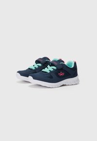Chaussures de sport bleues avec une tige en maille, des lacets contrastants en menthe et des accents roses. Présente une semelle blanche flexible et une sangle ajustable.