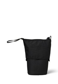 Schwarze Stofftasche mit zylindrischer Form, ausgestattet mit einem Reißverschluss. Sie hat einen Tragegurt für einfachen Transport und einen umklappbaren Deckel.