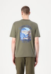 Tommy Hilfiger - SUMMER TEE - T-shirt imprimé - battle green Image miniature 1