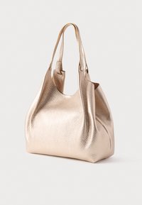 Metallic rosaguld tekstureret læder shopper med to skulderremme, let slappe sider og en åben top.