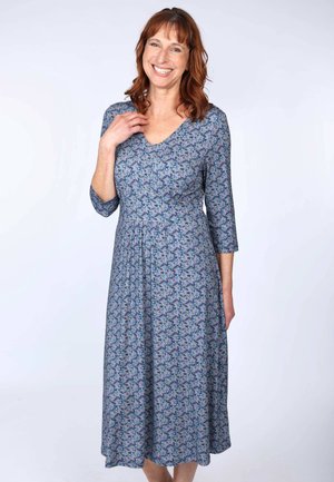 Blumenmusterkleid mit V-Ausschnitt, Dreiviertelärmeln und einem ausgestellten Rock. Überwiegend blau mit rosa und grünen Akzenten. Glatte Stoffstruktur.
