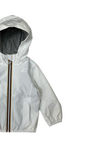 Giacca impermeabile bianca con cappuccio, cerniera a tutta lunghezza con dettagli colorati, polsini elasticizzati e tasche laterali. Texture liscia.