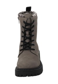 Grijze suède laarzen tot halverwege de kuit met zwarte veters, nep bontvoering aan de bovenkant, stevige rubberen zool en een lus aan de achterkant voor gemakkelijk aantrekken.