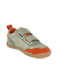 Chaussure pour tout-petit verte et orange avec deux brides velcro, languette orange et semelle en caoutchouc marron avec grip texturé.