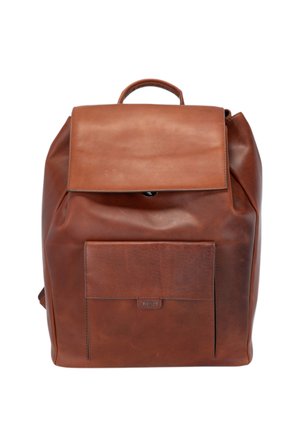 Zaino in pelle marrone con patta superiore, tasca frontale e un piccolo manico in alto, progettato per uso casual o professionale.