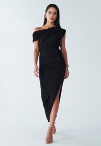 Czarna sukienka z odkrytymi ramionami, marszczonym gorsetem, bocznym rozcięciem i dopasowanym krojem; gładka faktura o eleganckim wyglądzie.