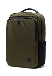 Sac à dos olive en forme structurée, présentant une fermeture éclair noire et une poche latérale. Fabriqué à partir d'un tissu durable avec une finition texturée.