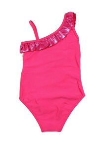 Maillot de bain fuchsia avec un design asymétrique, présentant un bord froncé rose brillant le long de l'encolure et une surface lisse et texturée.