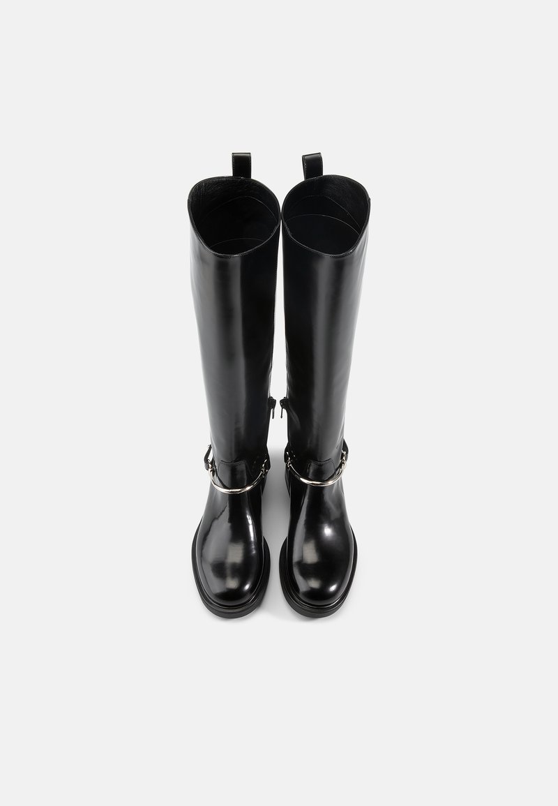 Schwarze, kniehohe Lederstiefel mit glänzender Oberfläche, ausgestattet mit einer Metallakzent-Schnalle und Zuglaschen an der Oberseite für ein einfaches Anziehen.