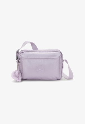 Borsa a tracolla rettangolare viola con tasca frontale, tracolla regolabile e portachiavi a forma di scimmia pelosa appesa sul lato sinistro.