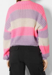 Stickad tröja med horisontella ränder i rosa, lavendel och kräm. Avslappnad passform med vida ärmar samt ribbade mudd och nederkant.