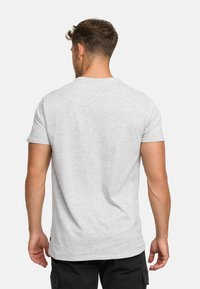 Graues Baumwoll-T-Shirt mit kurzen Ärmeln und Rundhalsausschnitt, mit glatter Textur und lockerer Passform. Keine sichtbaren Logos oder Designdetails.