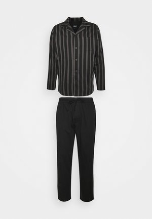 Svart och grårandig pyjamasuppsättning som inkluderar en knäppskjorta med bröstficka och matchande svarta byxor med elastisk midja.