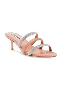 Sandali con tacco aperti in suede color blush. Presentano tre cinturini decorati con brillanti strass. Tacco a spillo sottile.
