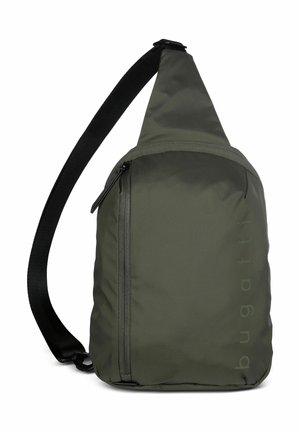 Olivgrüner Sling-Rucksack mit schwarzem, verstellbarem Schulterriemen und vertikalem Reißverschlussfach vorne, mit dezenter "bugatti"-Markenkennzeichnung an der Seite.