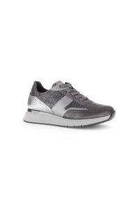 Grijze en zilveren sneaker met glinsterende stoffen panelen, vetersluiting aan de voorkant, gewatteerde kraag en witte rubberen zool op een witte achtergrond.