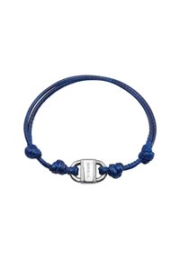 Bracciale in corda intrecciata blu con chiusura in argento, caratterizzato da dettagli a nodo e una finitura lucida. Nome del marchio inciso sulla chiusura.