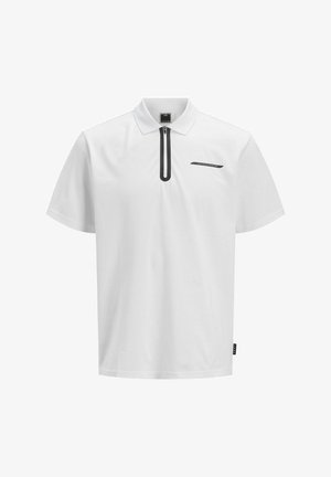Bijela polo majica od glatkog materijala s crnim patentnim zatvaračem i malim crnim logom na lijevoj strani prsnog koša. Kratki rukavi i opušteni kroj.