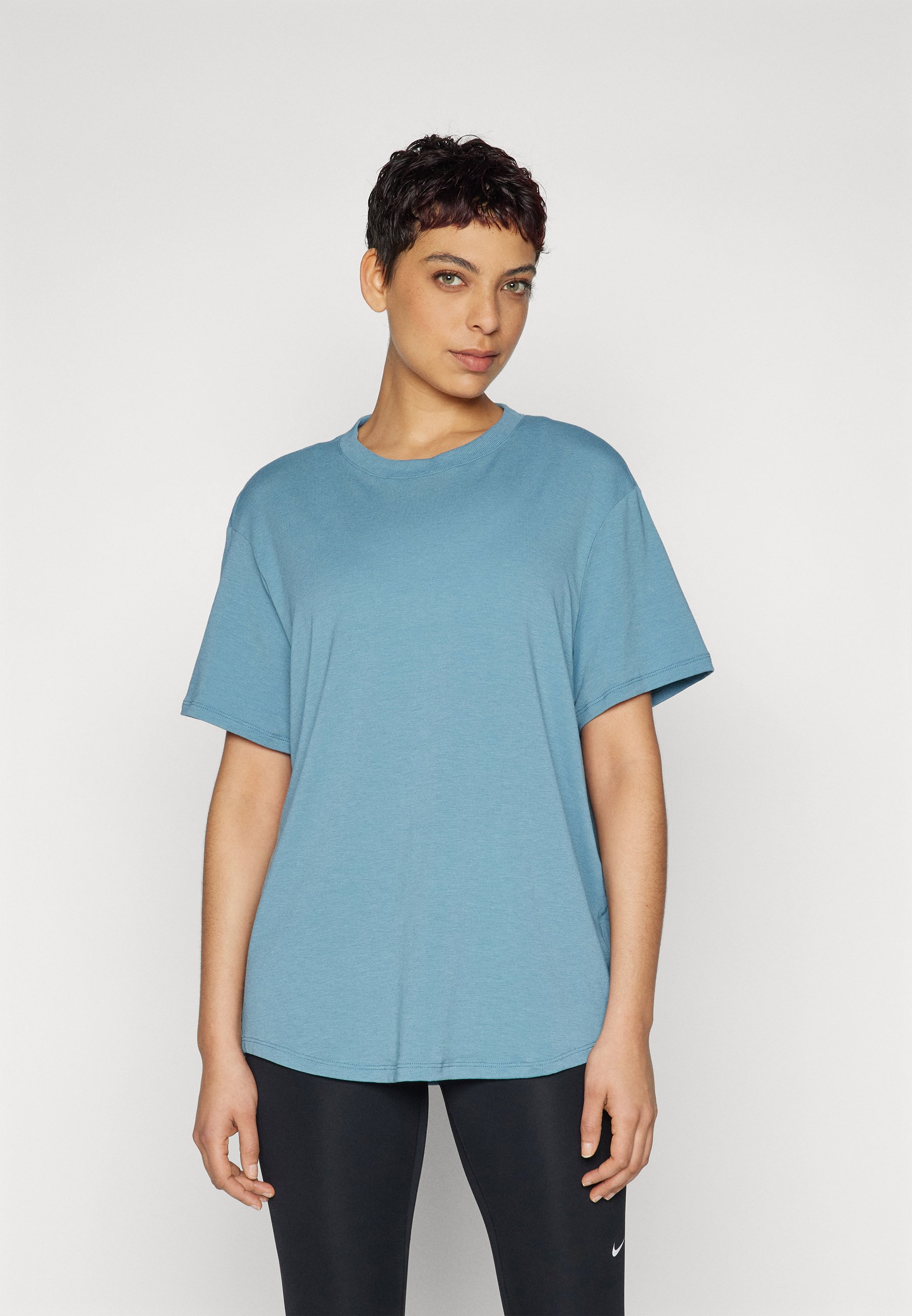 ★ Nike★ Sportswear Short Sleeve T-Shirt W Smoky Blue IB73 Nike Womens Sportswear Club Essentials Short Sleeve T-Shirt
