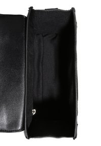 Černá kožená taška se zipovým uzávěrem, s prostorným interiérem podšitým černou tkaninou. Hladký povrch, bez viditelných vzorů nebo kovových prvků.