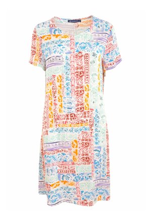 Korte mouw jurk met een meerkleurig patchworkpatroon met bloemmotieven en geometrische ontwerpen in rood, blauw, groen en oranje op een lichte achtergrond.