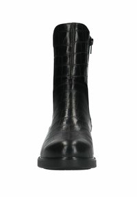 Stivale alla caviglia nero con una finitura in pelle lucida a motivo coccodrillo. Presenta una cerniera laterale e una punta arrotondata, poggiato su una suola piatta.