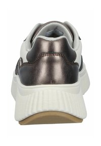 Sneaker bianco con un'accoglienza metallica bronzo sul tallone. Presenta una suola in gomma testurizzata e una parte superiore in tessuto liscio. Design minimalista con cuciture sottili.