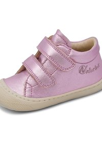 Scarpa metallizzata rosa per bambini con due cinturini in velcro, tomaia in pelle morbida e suola in gomma testurizzata. Presenta dettagli cuciti e logo.